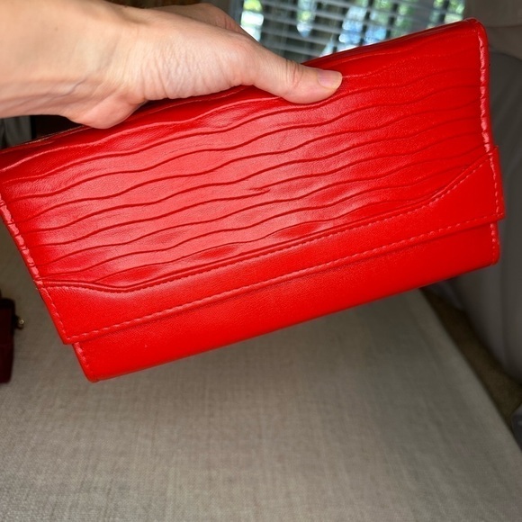 Clutch crossbody shoulder bag purse red removable strap envelope snap closure - Picture 4 of 13